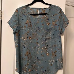 Adorable bird print blouse. Size Medium Le Lis brand